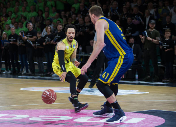 广厦对阵上 广厦对阵上