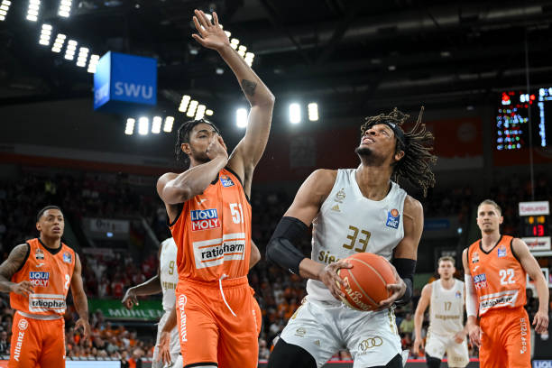 她用半开玩 她用半开玩